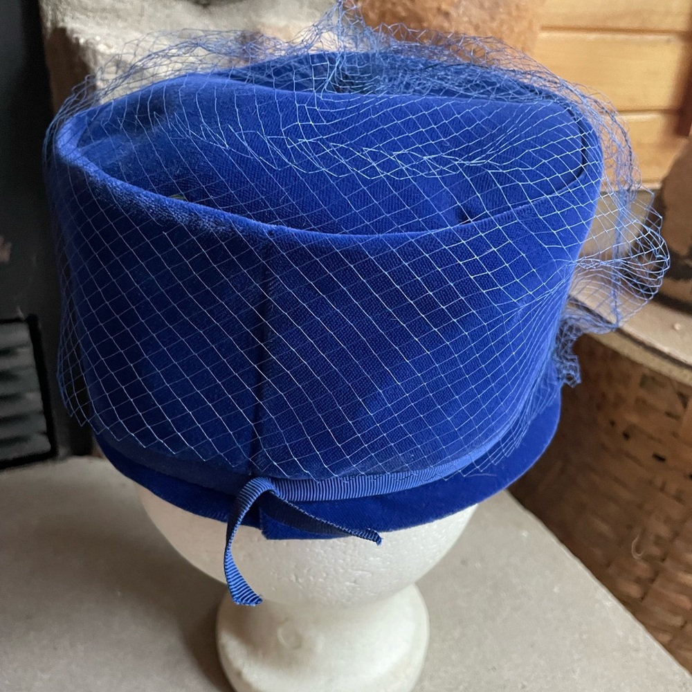 1950s Linda Farrell Velvet‎ Tall Hat - Picture 3 of 7